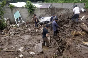 Inicia reinstalación de luz y apertura de caminos en Huauchinango