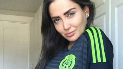 Celia Lora le manda íntima fotografía en tanga a jugador de la Selección Mexicana