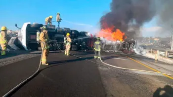 Volcadura e incendio de una pipa provoca cierre de la autopista Puebla-Veracruz en sus dos sentidos
