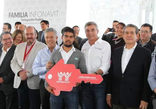 David Penchyna y Tony Gali entregan acciones del programa Familia Infonavit