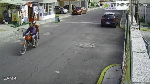 Delincuentes en motocicleta asaltan en la colonia Galaxias la Laguna