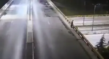 Ciudadanos y policías impiden que mujer se lance desde el puente del Periférico y la 16 de Septiembre