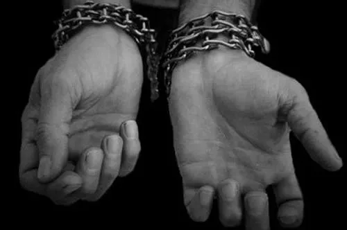 Tras cinco días de estar secuestrado, abandonan en motel a hermano del edil de Huatlatlauca