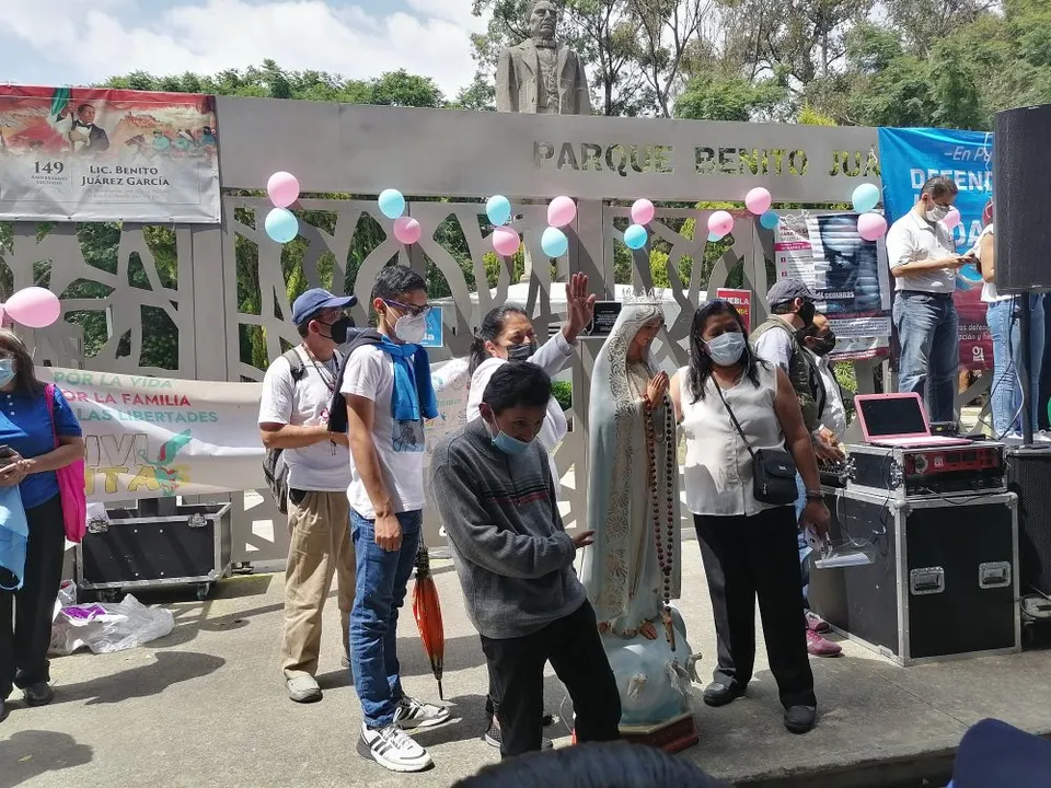 El arzobispo y organizaciones poblanas participan en caravana antiaborto