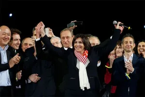 París elige a su primera alcaldesa, Anne Hidalgo