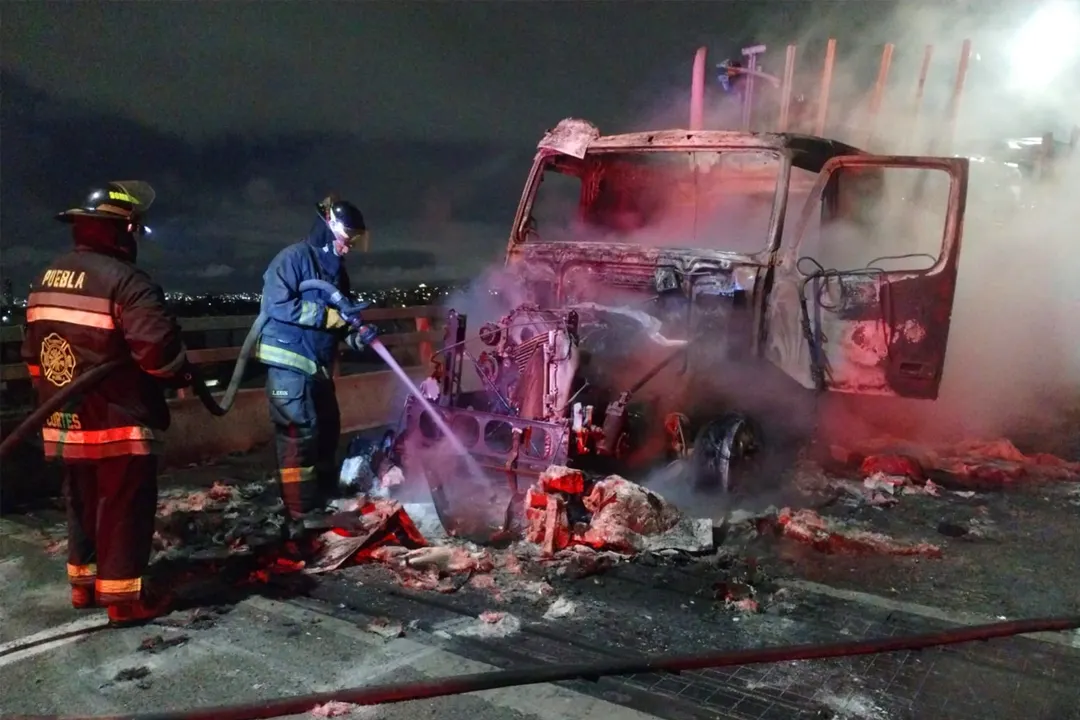Incendio devora a un tráiler cargado de cera en el segundo piso de la autopista México-Puebla