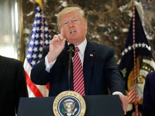 Le llueven críticas a Trump por Charlottesville