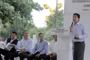 Dejando de lado tema de seguridad, estado y municipio entregan nuevas patrullas