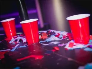Muere el creador del vaso rojo; su invento revolucionó las fiestas