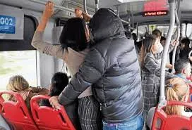 Proponen duplicar la pena de cárcel por acoso sexual en el transporte