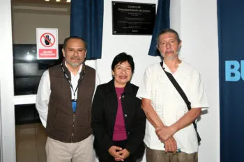 La rectora Lilia Cedillo devela placa conmemorativa en reconocimiento a la labor del doctor Manuel Martín Ortiz