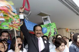 Preparatoria “Simón Bolívar” recibe con porras y aplausos a Alfonso Esparza