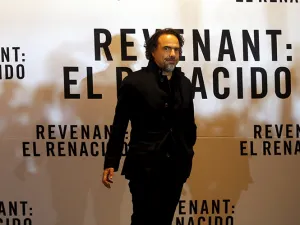 Iñárritu no se congela y en la montaña rusa escribe poemas