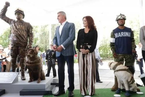 Puebla cuenta con estatua de Frida la perrita rescatista para rendir homenaje a los héroes anónimos