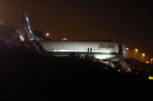 Avión sufre falla y aterriza de emergencia en Italia