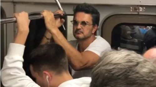Ricardo Arjona viaja en Metro y pasa desapercibido (VIDEO)
