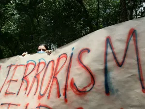 Dinamita FARC vía que comunica a Colombia con Ecuador