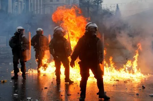Violentos enfrentamientos en Atenas tras el cambio de nombre de Macedonia