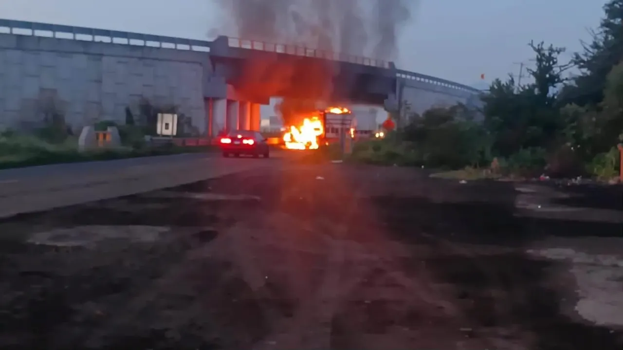 Bloqueos y quema de vehículos afectan carreteras de Michoacán tras operativo federal