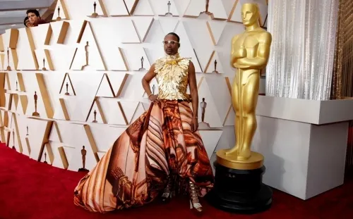 Billy Porter abre la alfombra roja de los Oscars 2020 con un diseño ultrafemenino