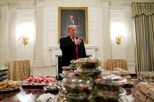 Trump recibe a equipo de futbol americano con pizzas y hamburguesas