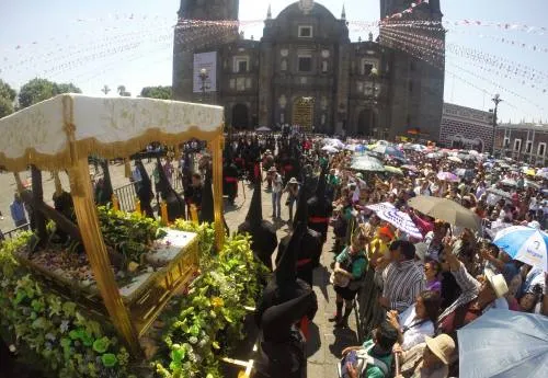 Saldo blanco al mediodía en la Procesión de Viernes Santo