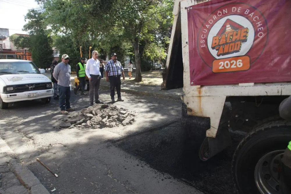 Supervisa Pepe Chedraui trabajos del programa “Bacheando Puebla” en El Carmen