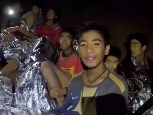 Niños atrapados en cueva aprenden a bucear para poder salir