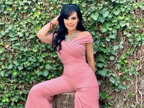 Maribel Guardia choca y rompe pluma de estacionamiento