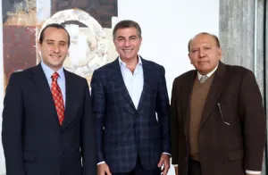 Alcalde Gali cumple; entrega 770 escrituras