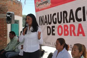 Entrega Mely Macoto calle adoquinada en San Antonio Mihuacán