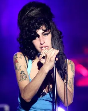 Muerte de Winehouse se atribuye a exceso de alcohol