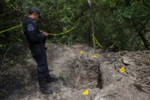 Localizan fosas en Iguala con utensilios escolares