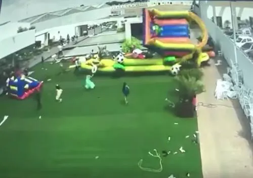 VIDEO: Ráfaga de viento “arrastra” niños e inflables en SLP