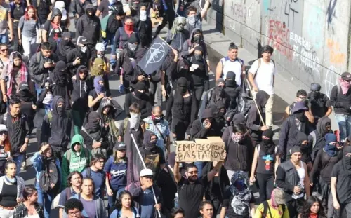 Encapuchados vandalizan y lanzan petardos en marcha del 2 de octubre