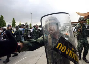 Tailandia vive golpe de Estado; Ejército se adueña del poder