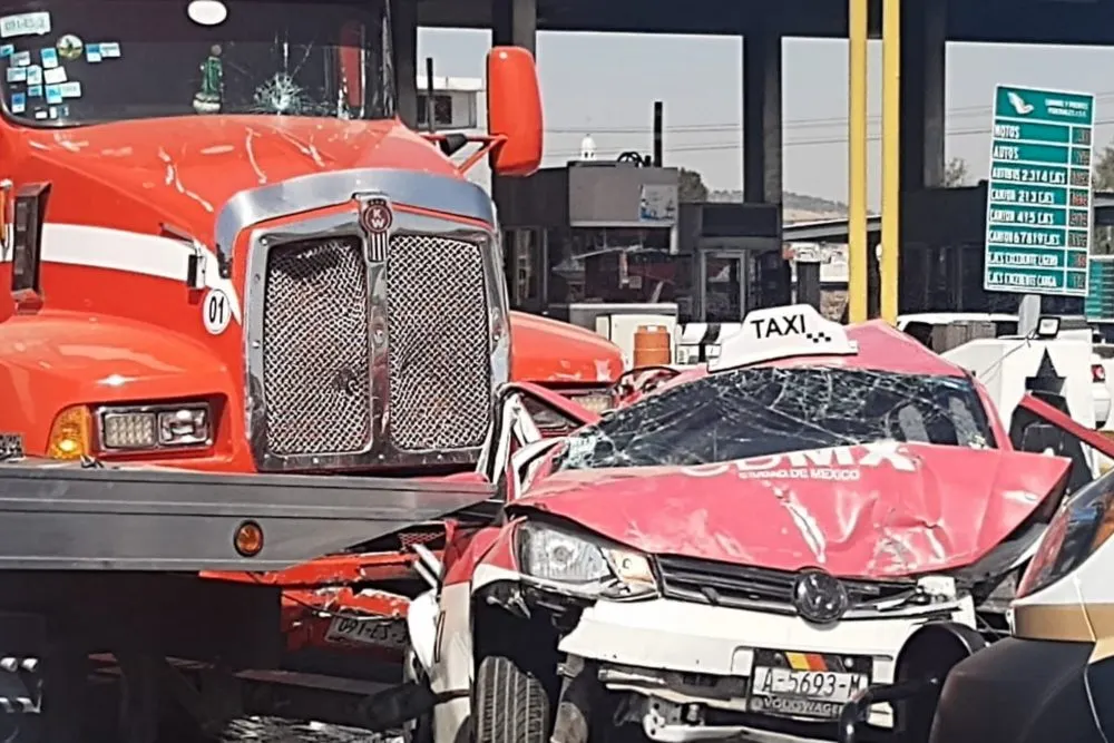 Tráiler sin frenos deja un muerto en caseta de Amozoc