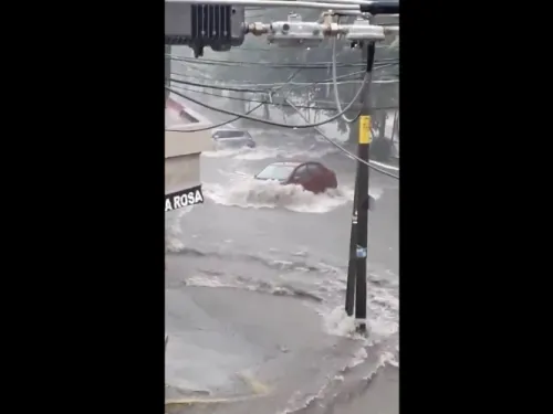 Fuertes lluvias arrastran hasta con vehículos en Colima