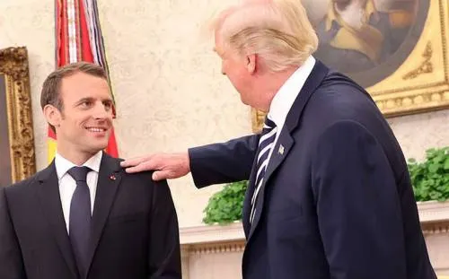 Una extraña amistad: Trump le quita la caspa del hombro a Macron