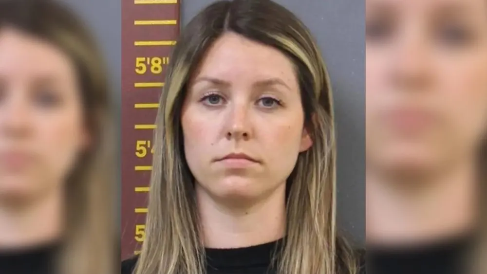 Arrestan a maestra que tenía relaciones con alumna