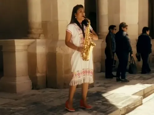 Saxofonista se ve por primera vez al espejo tras ataque con ácido