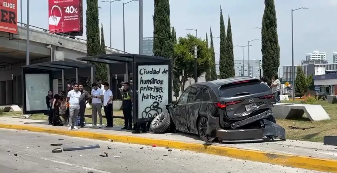 Exceso de velocidad, causa de aparatoso choque en Vía Atlixcayotl con tres heridos