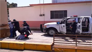Golpean más de 40 pobladores a policías de San Sebastián