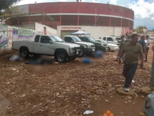 Reportan cinco muertos tras balacera en tianguis de autos en Michoacán