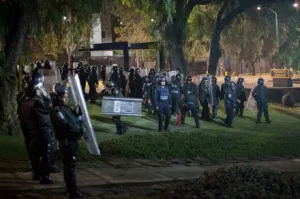 Policías violan autonomía de la UNAM; irrumpen para desalojar auditorio