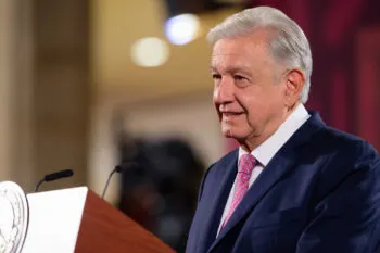 AMLO pide calma por huracán Beryl: “no van a quedar desamparados”