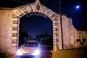 Sacerdote tiene un Porsche, motos de lujo y viaja a placer