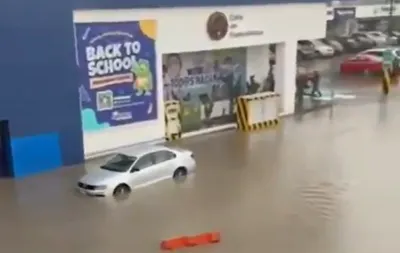 Lluvia inunda Boulevard Europa en Lomas de Angelópolis; auto queda varado