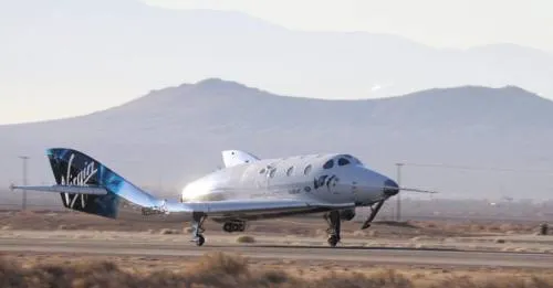 La empresa Virgin Galactic logra lanzar el primer vuelo comercial tripulado al espacio