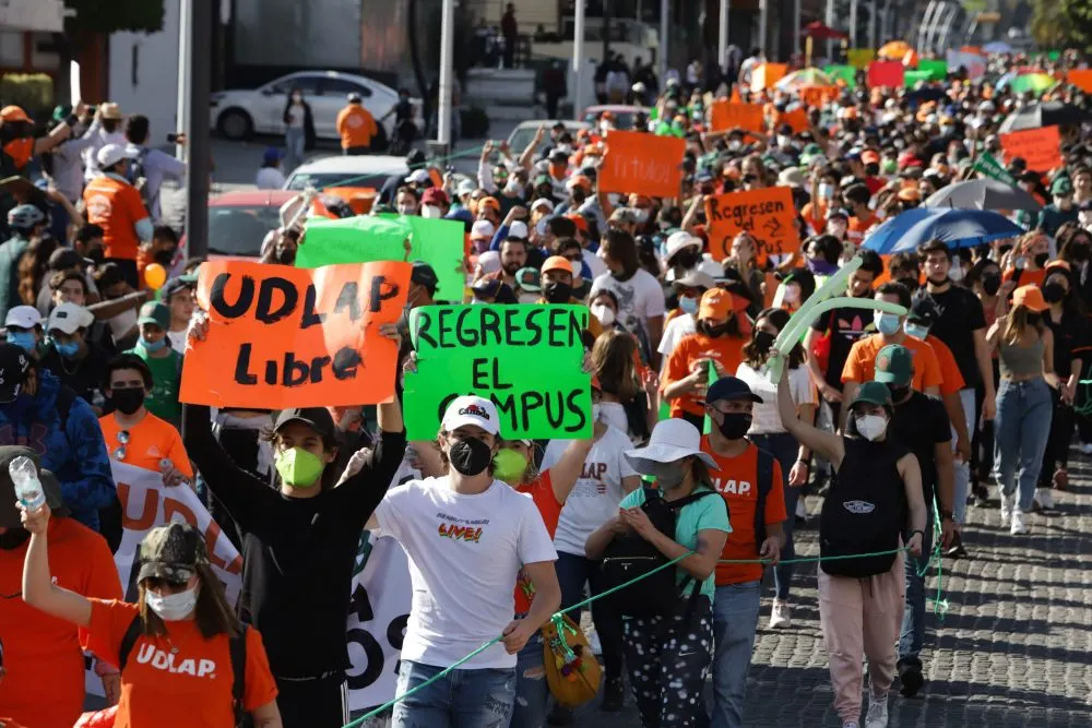 Estudiantes de la UDLAP abarrotan vialidades de Cholula y Puebla